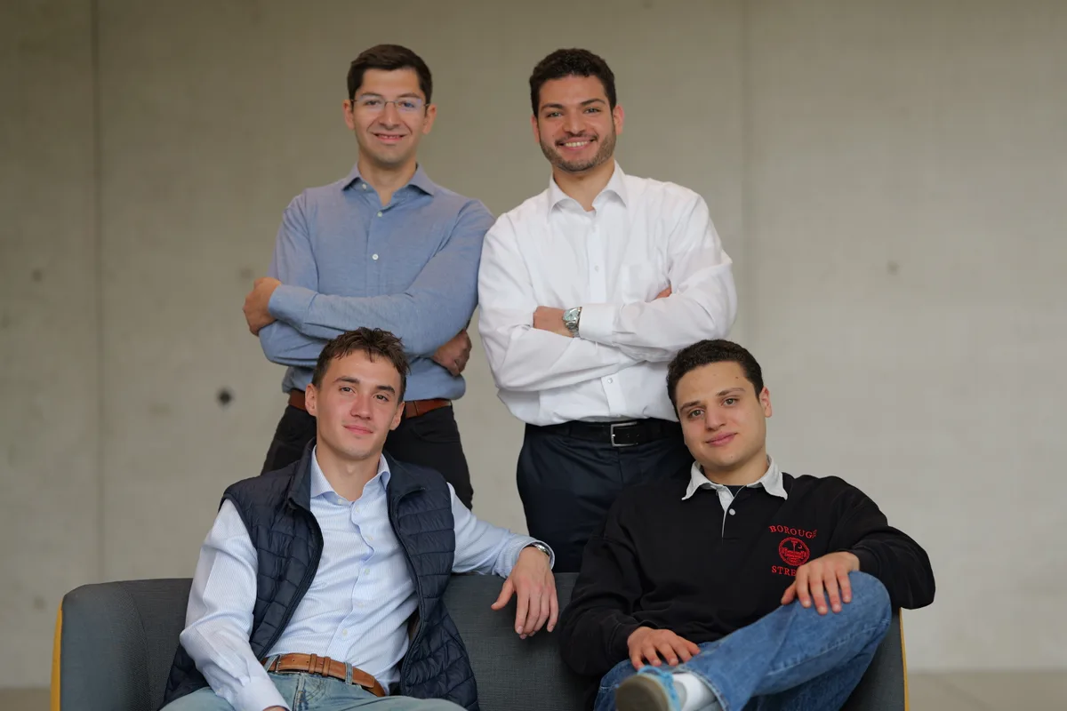 Das vierköpfige Team von Litigo in einem gemeinsamen Porträt.